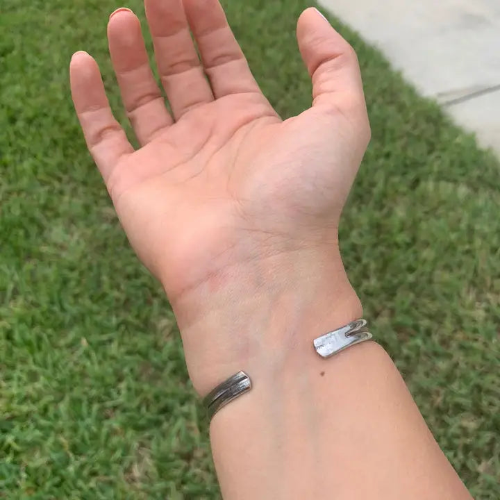 Hummingbird Dainty Wire Bracelet