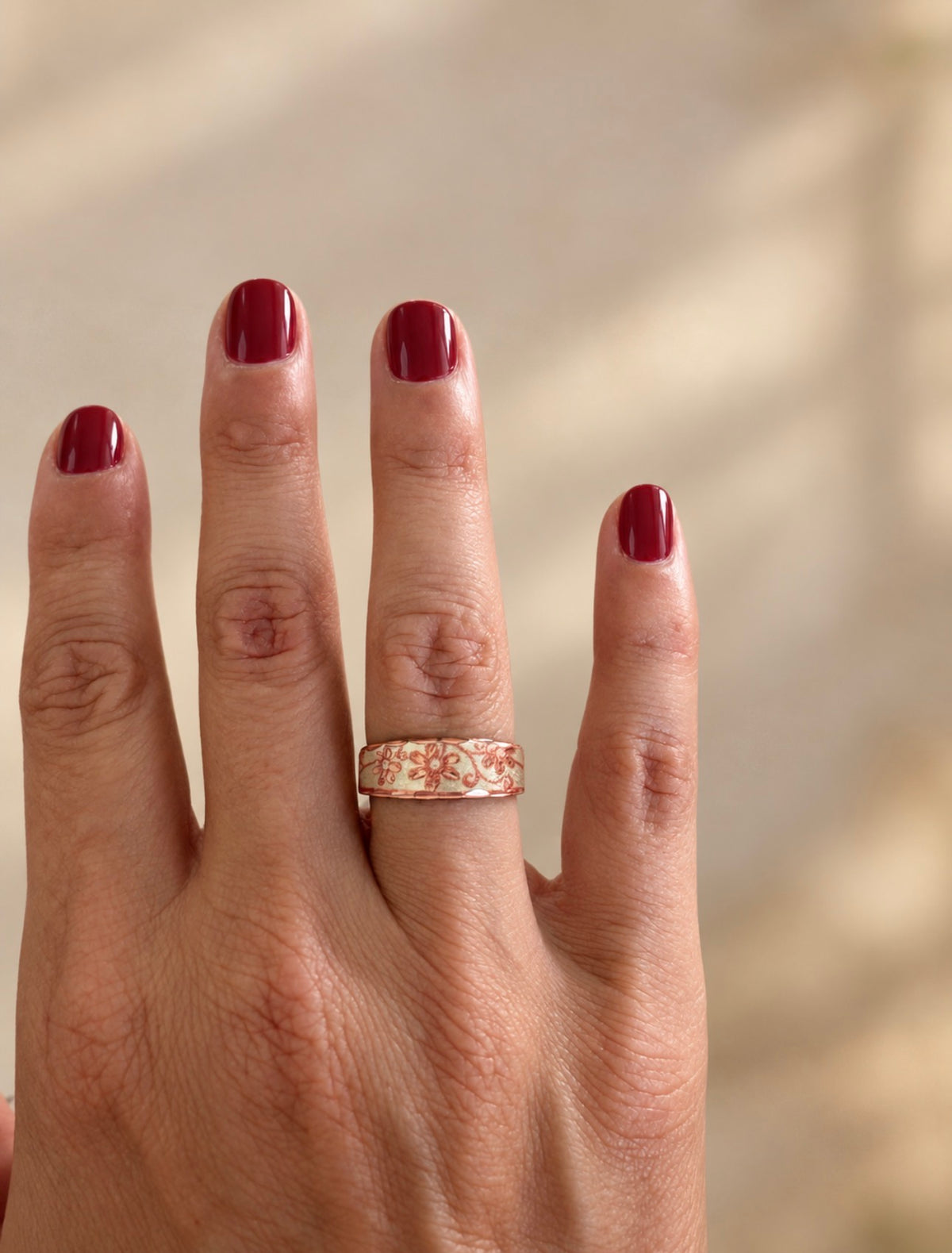 silver background daisy flower design ring